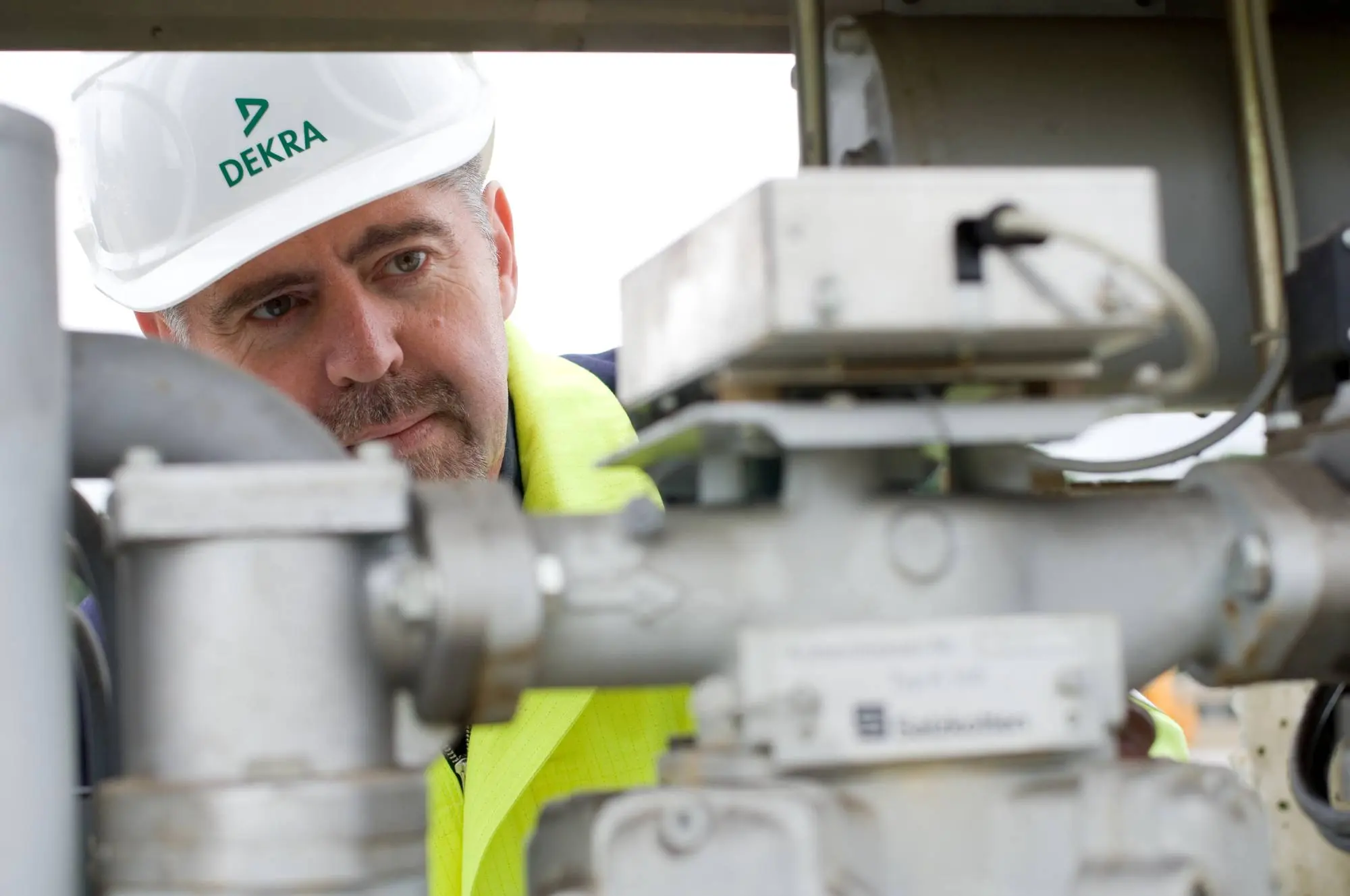 DEKRA 員工在檢查機器 