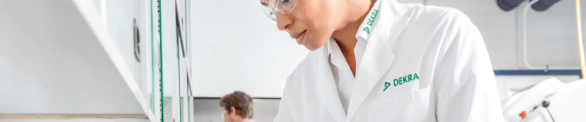 Chemical reaction hazard testing stage