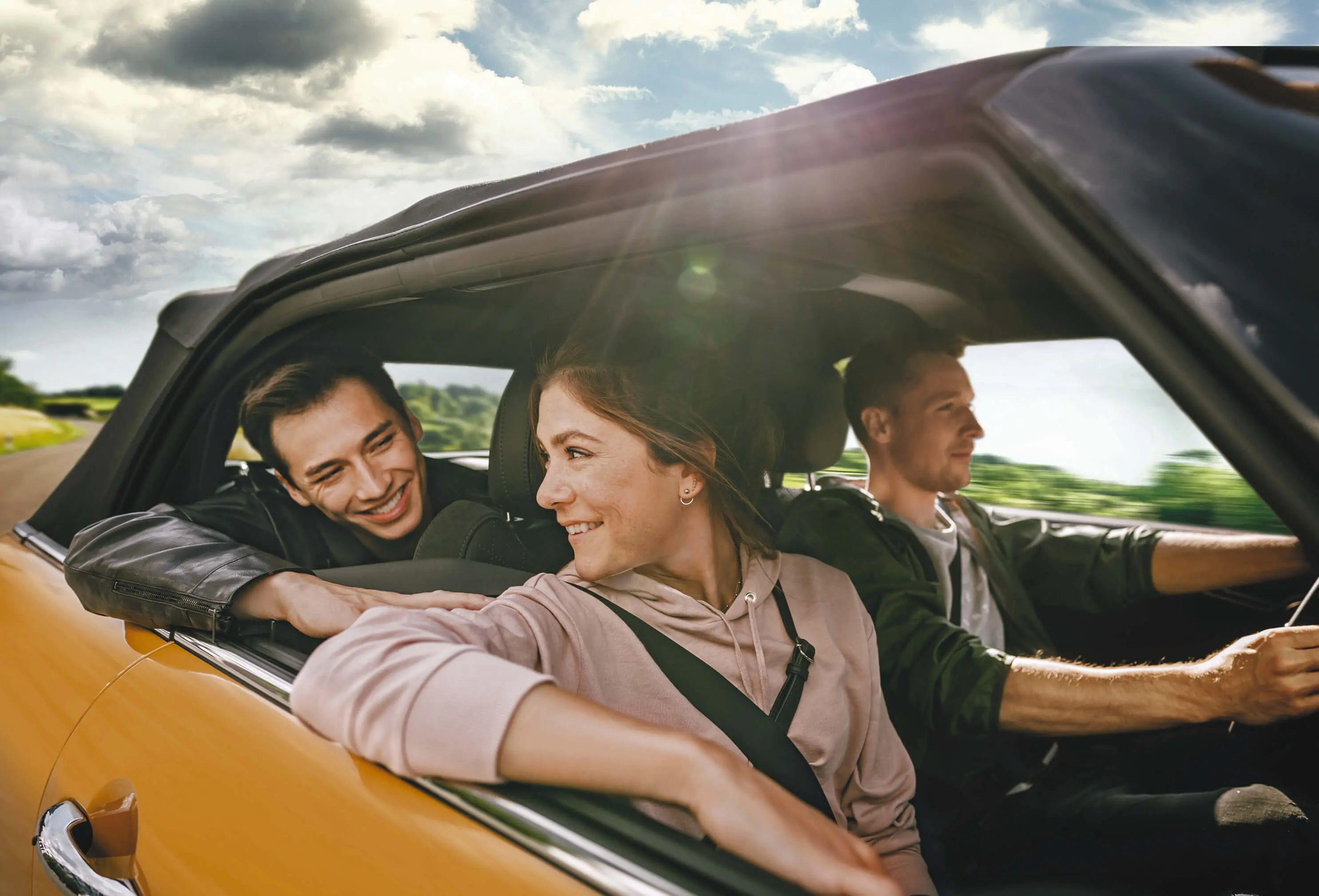  Drei Personen im fahrenden Auto