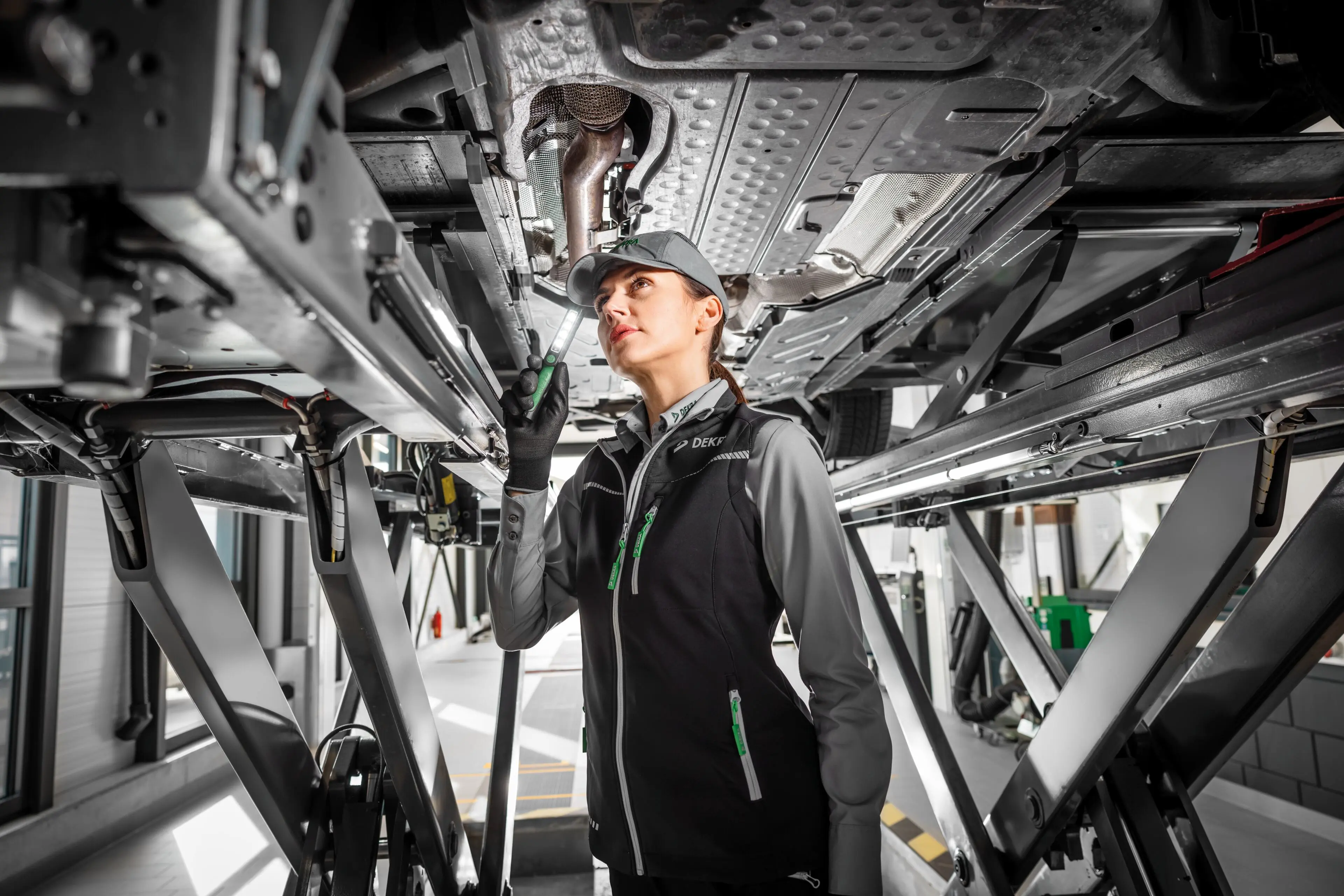 DEKRA Sachverständige bei der Hauptuntersuchung