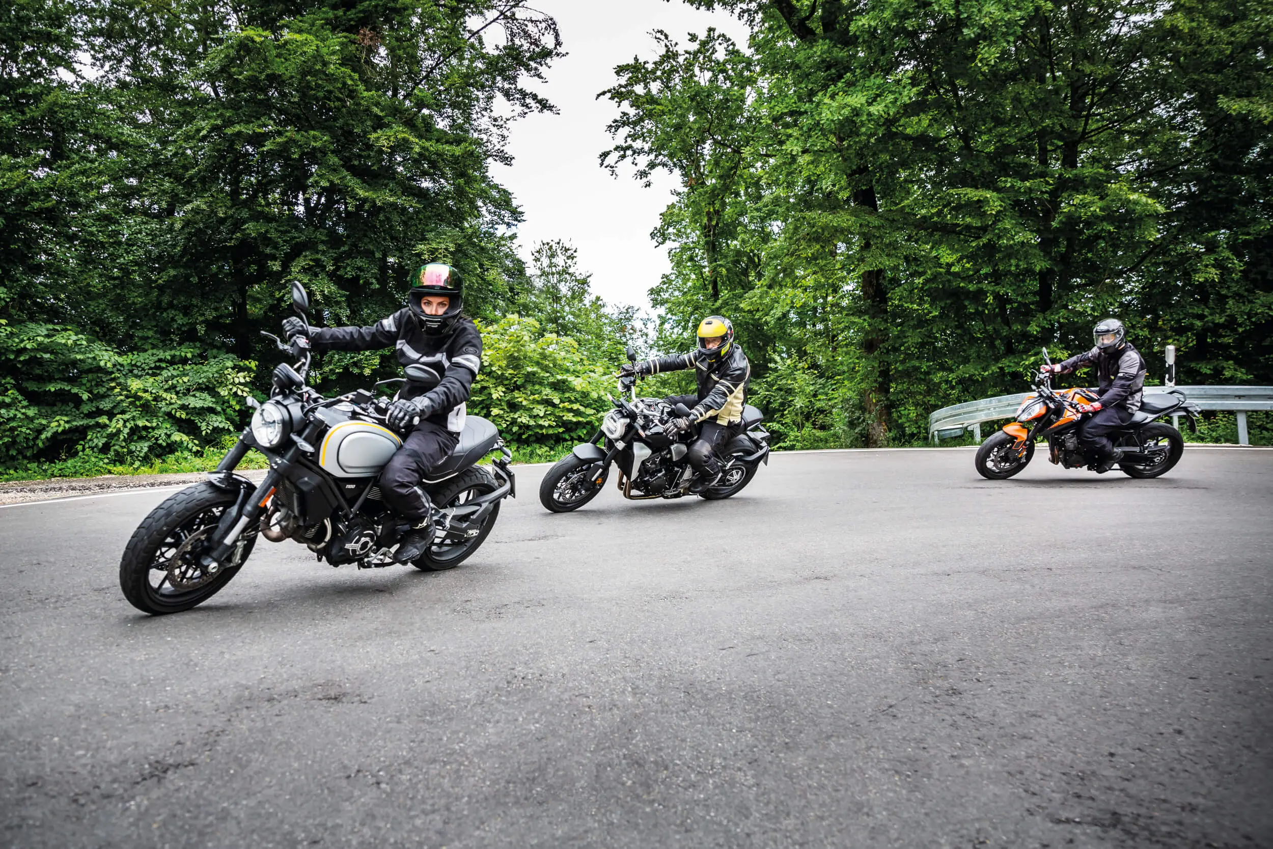  Drei fahrende Motorräder auf der Landstraße 